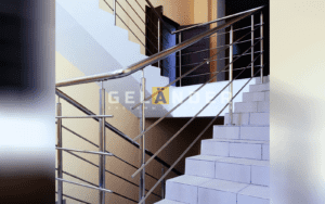Лестница с перилами в здании